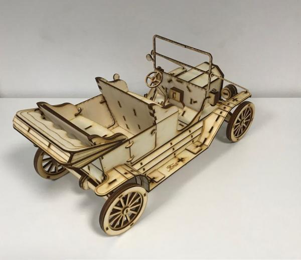 Ford Model T 1910 (Tin Lizzie, Blechliesel) als 3D Laser Cut Großmodell aus Holz - Seitenansicht
